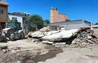 Akdeniz’de metruk binaların yıkımı devam ediyor
