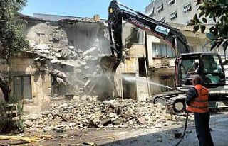 Akdeniz’de metruk binaların yıkımı sürüyor