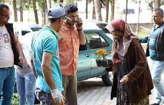 Alanya Belediyesi bayramda 62 bin çiçek dağıttı