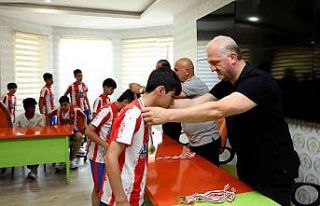 Alanyaspor, Atletico Bakü’yü ödüllerle uğurladı