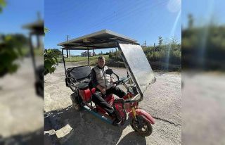 Aldığı elektrikli aracına güneş enerjisi taktırdı