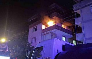Alev alev yanan evini görünce gözyaşı döktü