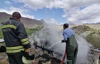 Alevler içinde kalan odunluk kullanılamaz hale geldi
