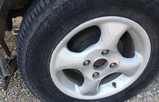 Alkol alıp araçların lastiklerini kestiler