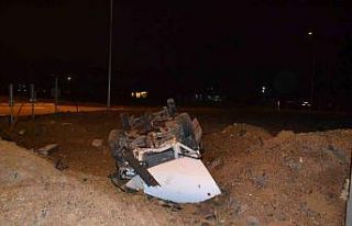 Alkollü sürücü takla atan otomobilden burnu bile...