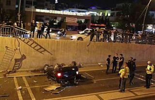 Altgeçide düşen otomobilde can pazarı: 3 yaralı
