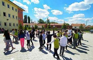 Altıntaş’ta 10 bin okul projesi etkinlikleri