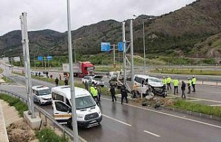 Amasya’da minibüs yol kenarındaki pikaba çarptı:...