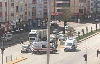 Ambulansla hafif ticari araç çarpıştı: 1 yaralı