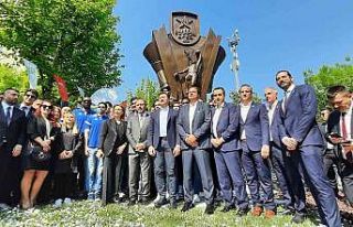 Anadolu Efes’in şampiyonluk heykeli törenle açıldı