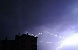 Ankara’da şimşekler geceyi aydınlattı