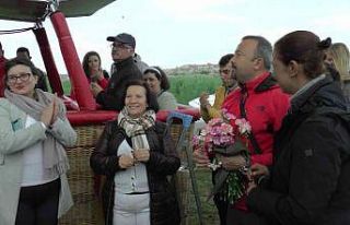 Anneler çiçeklerle uçtu