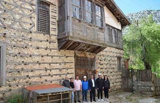 Antalya’da 300 yıllık tescilli 40 düğmeli ev...