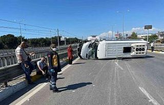 Antalya’da kamyonla çarpışan minibüs yan yattı:...