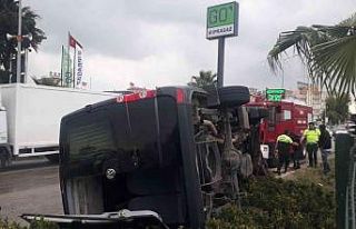 Antalya’da lüks minibüs yoldan çıktı: 1 yaralı