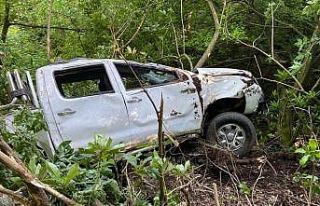 Aracıyla 40 metre uçuruma yuvarlanan sürücü ve...