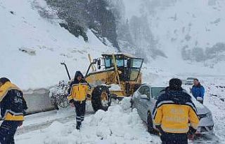 Artvin’de Mayıs ayında yağan kar 6 köyün yolunu...