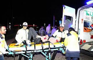 Asker eğlencesinden dönen gençler kaza yaptı:...