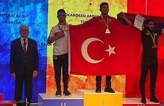 Ay yıldızlı bayrağı Romanya’da dalgalandırdı