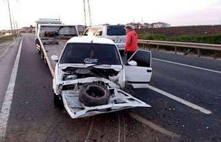 Aydınlatma direğine çarpan otomobil hurdaya döndü:...