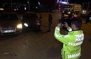 Aynı kavşakta peş peşe kaza: Kırmızı ışıktan...