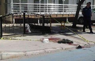 Ayrı yaşadığı karısını sokak ortasında defalarca...