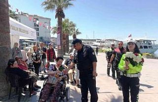Ayvalık polisi engellilerin yanında
