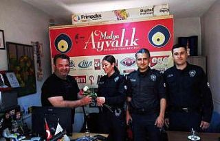 Ayvalık Polisi’nden engelli gazeteciye jest
