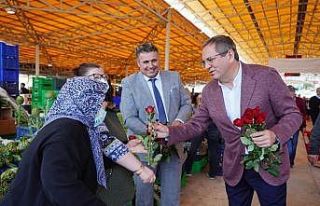 Ayvalık’ta sebze ve meyvecilerle, Başkan Ergin...