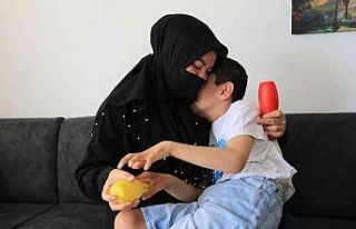 Babasının terk ettiği engelli Emirhan’a teyzesi...