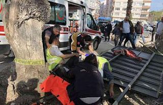 Bacağına demir tabela düşen işçi yaralandı