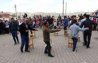 Bahar şenliğinde veliler oynadı çocuklar izledi