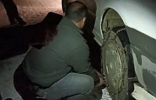 Bahçesaray yolunda Mayıs karı sürücülerin zincir...