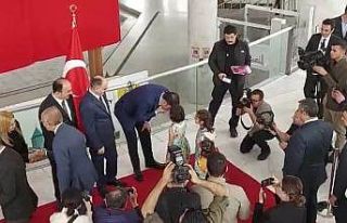 Bakan Kurum 7 yaşındaki Zeliha’nın elini öpüp...