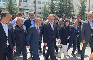 Bakan Soylu kazada yaralanan öğrencileri ziyaret...