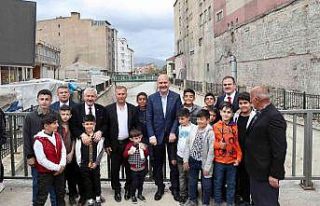 Bakan Soylu Yüksekova’da vatandaşlarla bayramlaştı
