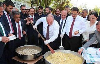 Bakan Varank pilav kazanı karıştırdı, Bakan Dönmez...