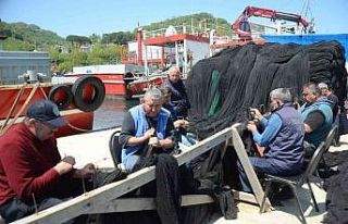 Balıkçıların ağ bakım mesaisi