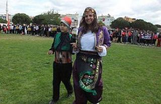 Balıkesir’de anne çocuk halk oyunları ekibi gösteri...