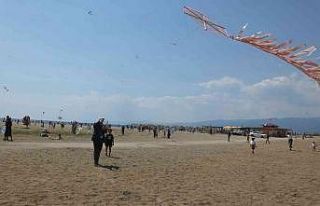 Balıkesir’de uçurma şenliğinde çocuklarla anne...