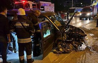 Bariyere çarpan araçta sıkışan 2 kişi itfaiye...