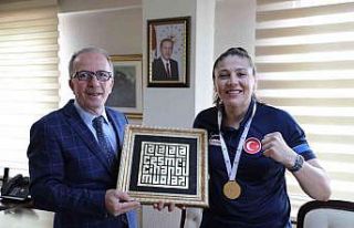 BARÜ mezunu Dünya Şampiyonu Şennur Demir, Rektör...