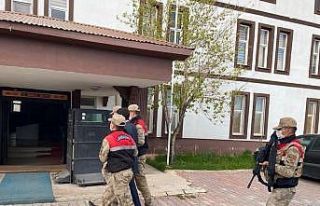 Başkale’de 2 ayrı suçtan aranan şahıs yakalandı