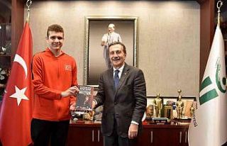 Başkan Ahmet Ataç, milli yüzücü Emre Kahraman’ı...