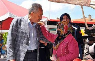 Başkan Akkaya’dan annelere çiçek