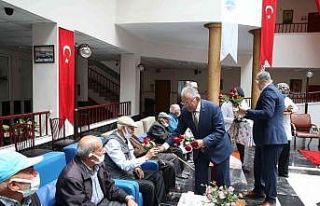 Başkan Büyükkılıç’tan huzurevine bayram ziyareti
