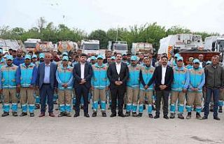 Başkan Canpolat temizlik işleri personelleriyle...