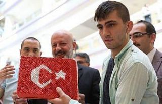 Başkan Çolakbayrakdar özel çocukların sergisini...