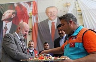 Başkan Çolakbayrakdar, personeliyle ve vatandaşlarla...