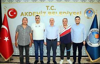 Başkan Gültak, Mersinlileri dev ekranda maç izlemeye...